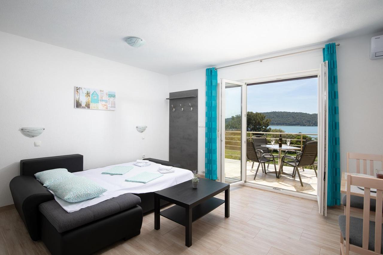 Apartmani Mirna Luka Pomer Exterior foto