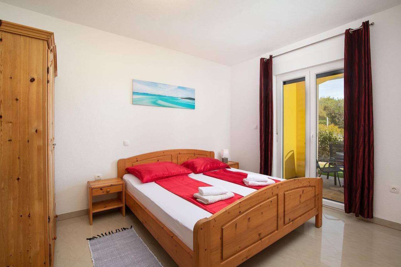 Apartmani Mirna Luka Pomer Exterior foto